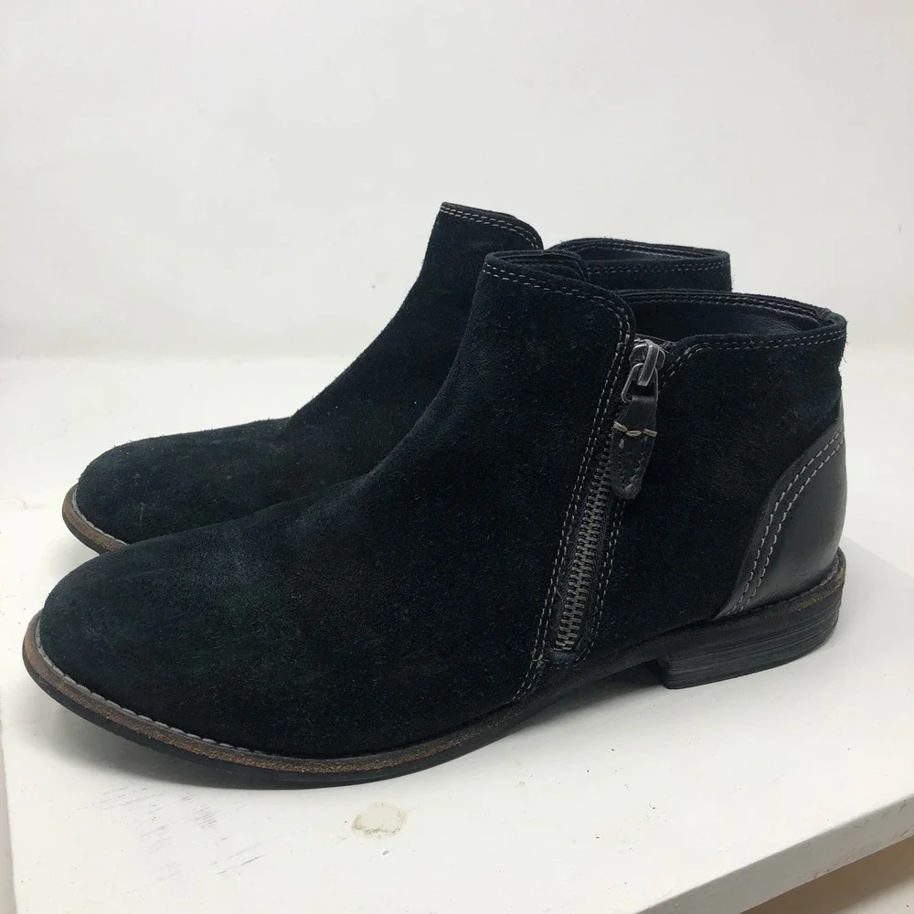 Clarks Ankle Boots Womens 9W Black Suede Side Zip Contrast Stitch Casual Comfort